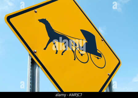 Signe de la circulation les conducteurs d'avertissement de Cheval et buggy possibles dans le domaine des pilotes Banque D'Images