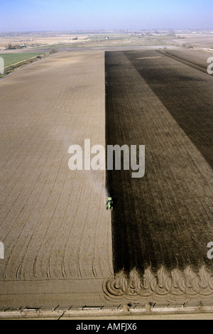 Vue aérienne du champ de labour du tracteur en comté de Canyon, Arizona. Banque D'Images