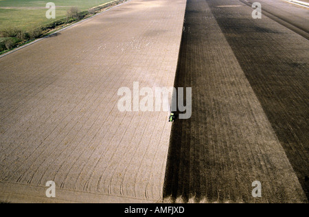 Vue aérienne du champ de labour du tracteur en comté de Canyon, Arizona. Banque D'Images
