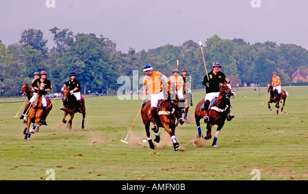 Membres engagés dans jeu de polo Guards Polo Club Smith s Windsor Berkshire Pelouse Banque D'Images