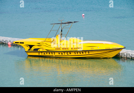 Parapente jaune vedette à Protaras Fig Tree Bay sur l'île Méditerranéenne de Chypre UE Banque D'Images