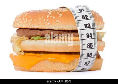 Hamburger enroulée autour d'un ruban de mesure contre fond blanc Banque D'Images