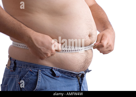 Gros homme tenant un ruban de mesure contre fond blanc Banque D'Images