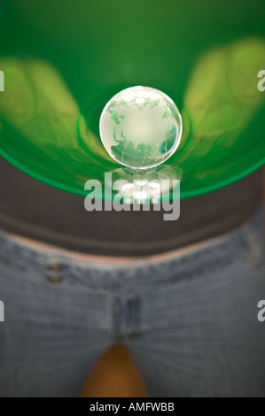 Globe de cristal dans un bol vert Banque D'Images