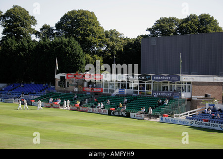 Cricketers marcher sur le terrain de jeu du pavillon, Glamorgan County Cricket Club, Sophia Gardens, Cardiff, Pays de Galles, Royaume-Uni Banque D'Images