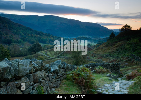 L'aube sur Rydal est tombé du sentier jusqu'à Easedale Tarn Lake District, Cumbria Banque D'Images