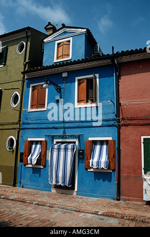 Maison peinte en bleu, typique de l'île de Burano, Burano, Venise, Italie Banque D'Images