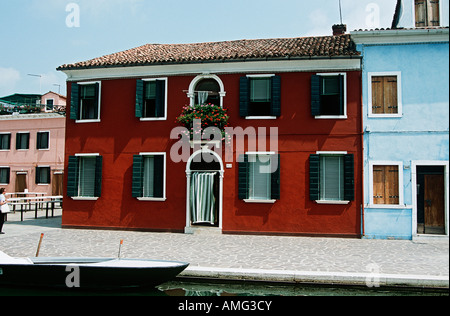 Maison rouge, typique de l'île de Burano, à côté d'un canal, Burano, Venise, Italie Banque D'Images