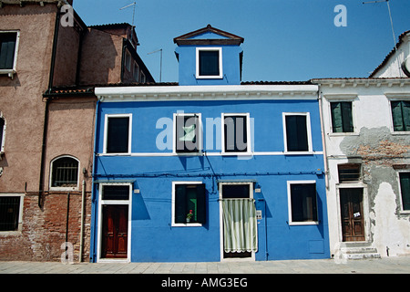 Maisons peintes en bleu, typique de l'île de Burano, Burano, Venise, Italie Banque D'Images