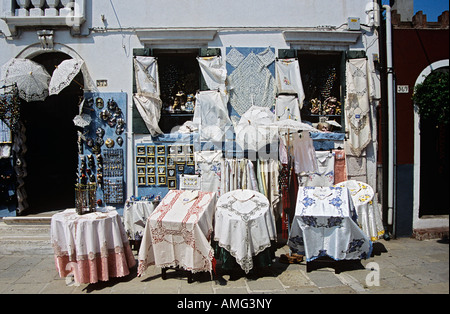 Cadeaux et souvenirs en dentelle à vendre à l'extérieur d'un magasin sur l'île de Burano, Venise, Italie Banque D'Images