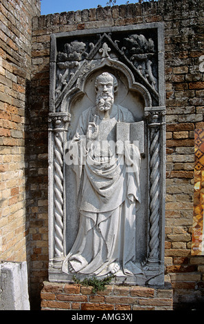 Statue religieuse sur mur, Torcello Museum, Museo di Torcello, sur l'île de Torcello, Venise, Italie Banque D'Images