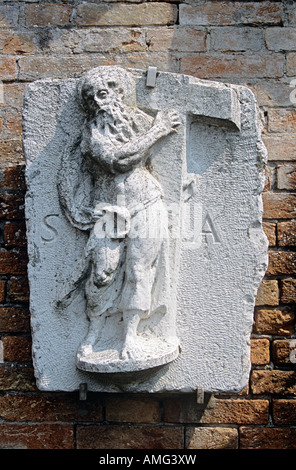 Statue religieuse sur mur, Torcello Museum, Museo di Torcello, sur l'île de Torcello, Venise, Italie Banque D'Images