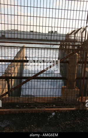 Israël Tel Aviv La sortie de l'eau de refroidissement de la centrale électrique de lecture cette eau se jette dans la rivière Yarkon Banque D'Images