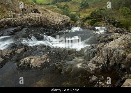 Le lait aigre Gill à la lèvre de la cascade à proximité de Easedale Tarn à la vallée vers Easedale Lake District Banque D'Images