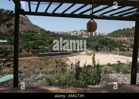 Israël Jérusalem Ein Yael un musée de l'agriculture archéologique à Nahal Refaim Vue vers la ville moderne de Jérusalem Banque D'Images