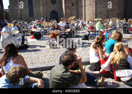 Encore de groupe jouant de la batterie à l'open air music festival Pays-bas Maastricht Banque D'Images