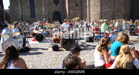 Encore de groupe jouant de la batterie à l'open air music festival Pays-bas Maastricht Banque D'Images