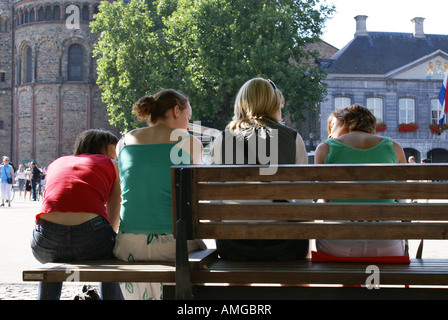 Quatre personnes sur un banc en centre-ville Maastricht Banque D'Images