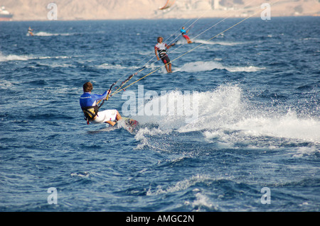 Israël Eilat kite surf dans le golfe d'Aqaba Banque D'Images