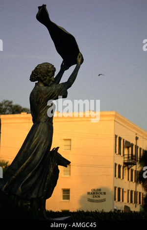 Statue fille agitant la Rue de la rivière Savannah Georgia USA Banque D'Images