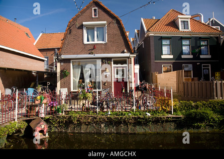 Cour avant d'un Dutch House, près de la ville de Vollendam en Hollande Pays-bas Europe Banque D'Images