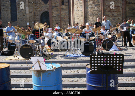 Encore de groupe jouant de la batterie à l'open air music festival Pays-bas Maastricht Banque D'Images