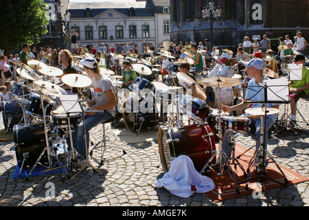 Groupe de jeunes musiciens à jouer de la batterie à l'open air festival Maastricht Banque D'Images