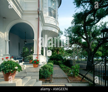 Deux Meeting Street Inn circa 1892 Ce manoir de style Queen Anne donne sur la batterie dans la ville historique de Charleston, Caroline du Sud. Banque D'Images