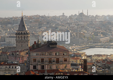 ISTANBUL, TURQUIE. Une vue sur Beyoglu vers le district Eminonu et bazar, avec la tour de Galata sur la gauche. L'année 2007. Banque D'Images