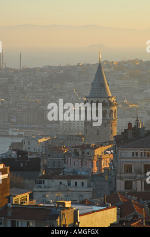 ISTANBUL, TURQUIE. Une soirée sur Beyoglu vers Sultanahmet, avec la tour de Galata sur la droite. L'année 2007. Banque D'Images