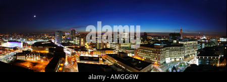 Vue aérienne de Birmingham UK de nuit paysage urbain panoramique. Fichier de grande taille pour une très haute qualité de reproduction. Banque D'Images