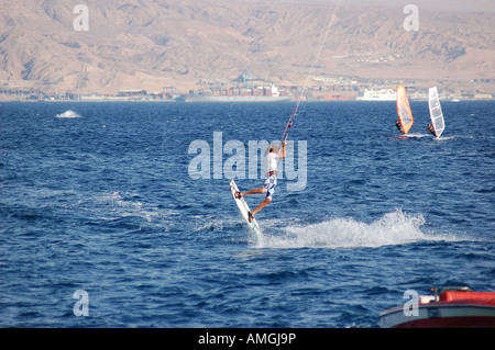 Israël Eilat kite surf dans le golfe d'Aqaba Banque D'Images