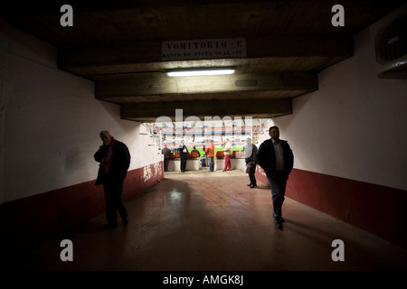 Les gens passe par une porte du stade. Banque D'Images