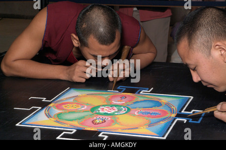 Moines bouddhistes tibétains créer un mandala de sable (mandhala), une représentation du cosmos, utilisé dans la purification de l'homme. Banque D'Images