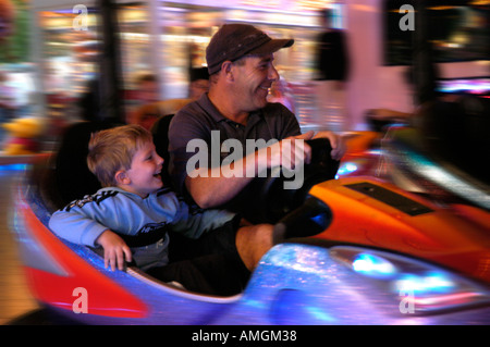 Fun sur la dodgems Banque D'Images