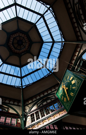 Toit dôme en verre et de l'horloge dans la ville les marchés de Leeds West Yorkshire Angleterre Banque D'Images