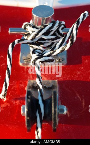 Close up d'amarrage bateau corde rouge vif au taquet sur jetty Banque D'Images