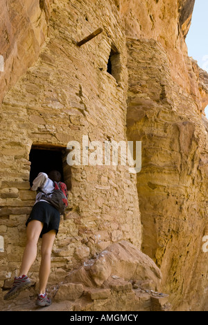 Regarde à l'intérieur de tourisme la Maison de l'arbre ruines à la tribu Ute Mountain Park dans le Colorado. Banque D'Images