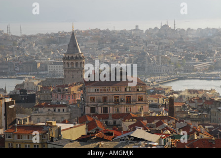 Vue d'Istanbul Beyoglu, avec la tour de Galata, centre-gauche, prise du toit de l'hôtel Marmara Pera dans le quartier de Pera. Banque D'Images