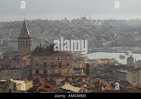 Vue d'Istanbul Beyoglu avec la tour de Galata, prise du toit de l'hôtel Marmara Pera Pera dans le district de Beyoglu Banque D'Images