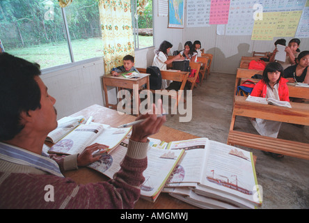 Le Mexique, le Chiapas, les enfants de l'école indienne Maya Lacandon à ennuyer. Banque D'Images