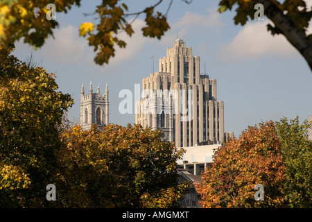 Édifice Aldred et basilique Notre-Dame. Montréal, Québec, Canada Banque D'Images