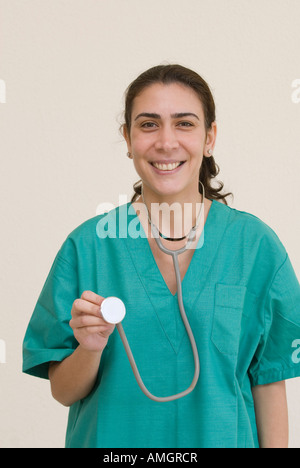 Portrait of a young doctor doctor wearing scrubs et la tenue d'un stéthoscope smiling Banque D'Images