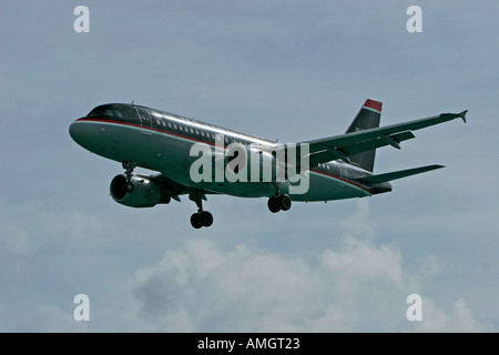 American US Airways Airbus Landing sur la plage Maho néerlandais Sint Maarten Banque D'Images