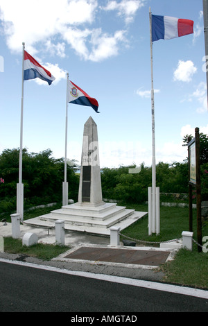 Obélisque de la route et de drapeaux nationaux mark division entre Français et Néerlandais Sint Maarten Saint Martin Banque D'Images