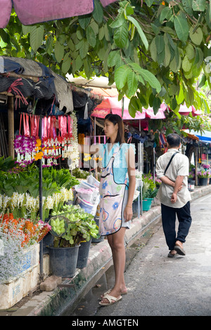 Femme fleuriste à tonne de Lamai principale de Chiang Mai marché aux fleurs d'Asie Thaïlande Banque D'Images