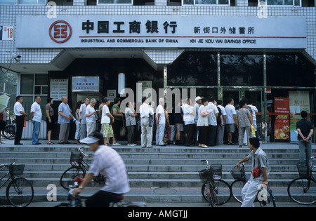 Ligne résidents jusqu'en face d'une succursale de banque industrielle et commerciale de Chine (ICBC), à Beijing, en Chine. 01 août 2005 Banque D'Images