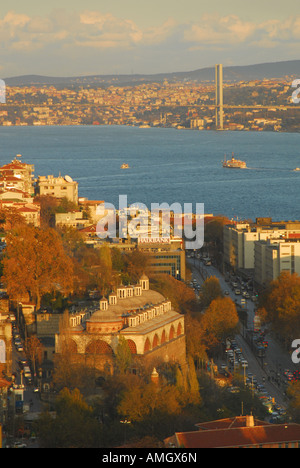 Vue d'hiver Soirée d'Istanbul à partir de la tour de Galata sur le Bosphore vers Tophane et le premier pont du Bosphore. L'année 2007. Banque D'Images