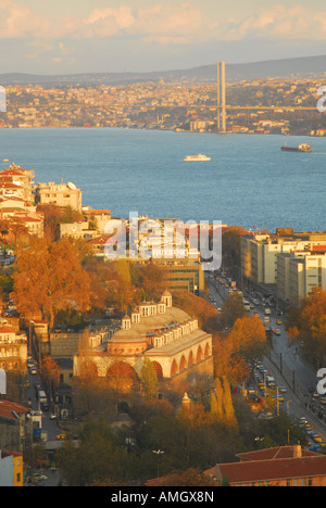 ISTANBUL, TURQUIE. Une soirée vue depuis la tour de Galata à Tophane sur le Bosphore. L'année 2007. Banque D'Images