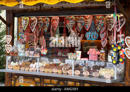 Marché de Noël vente de décrochage et Lebküchen divers bonbons et confiseries écrous Berlin Allemagne Banque D'Images